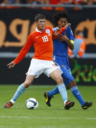 Huntelaar in international action...