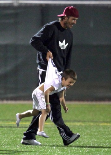 Beckham Football on David Beckham Plays Soccer With His Children   Total Football Madness