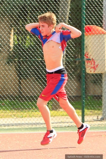 justin bieber barcelona jersey. Justin Bieber Playing Football