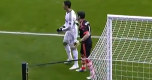 Ronaldo offers armband to Casillas